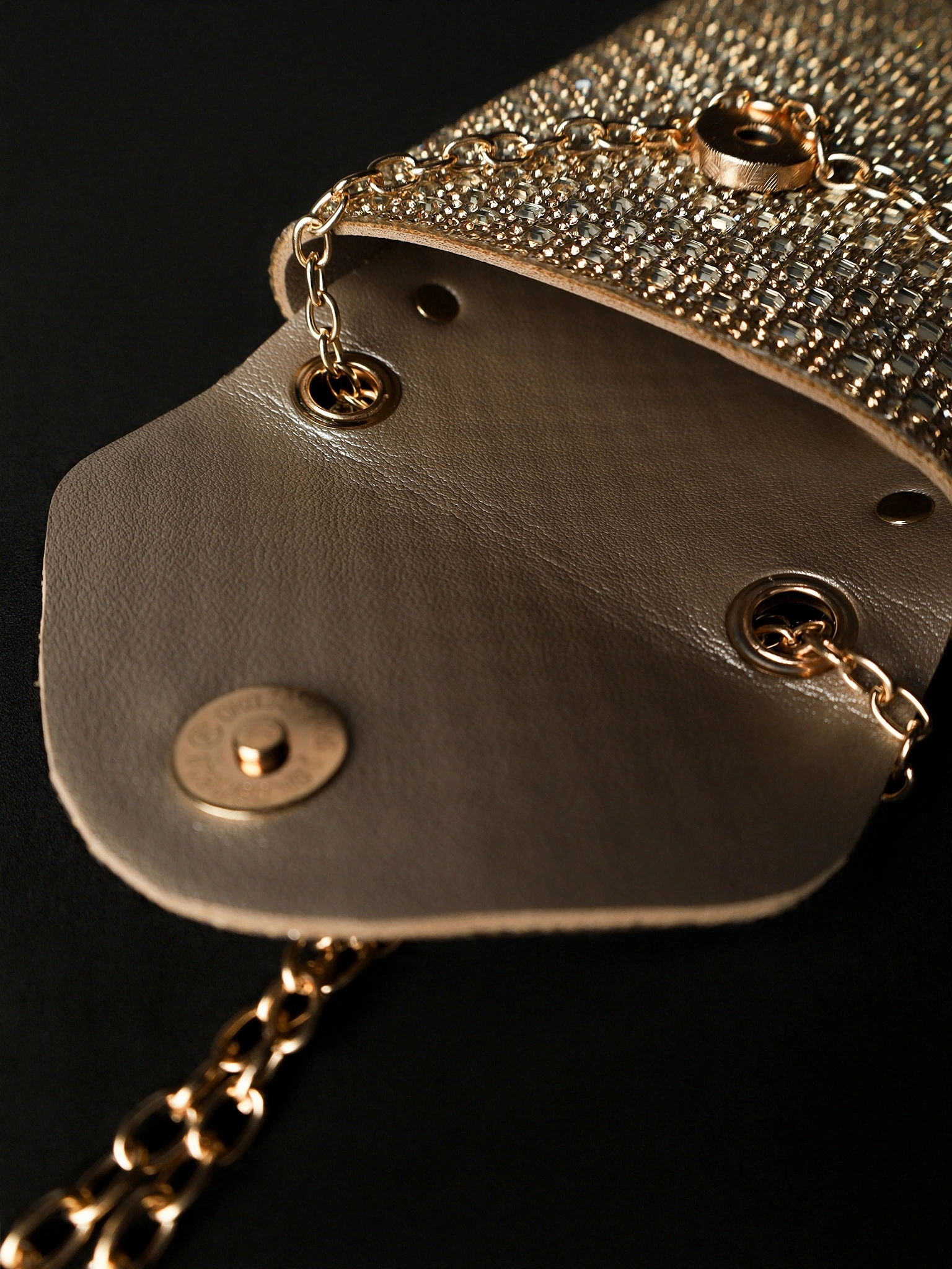 Сумка-клатч со стразами цвета золото на цепочке с откидным клапаном
